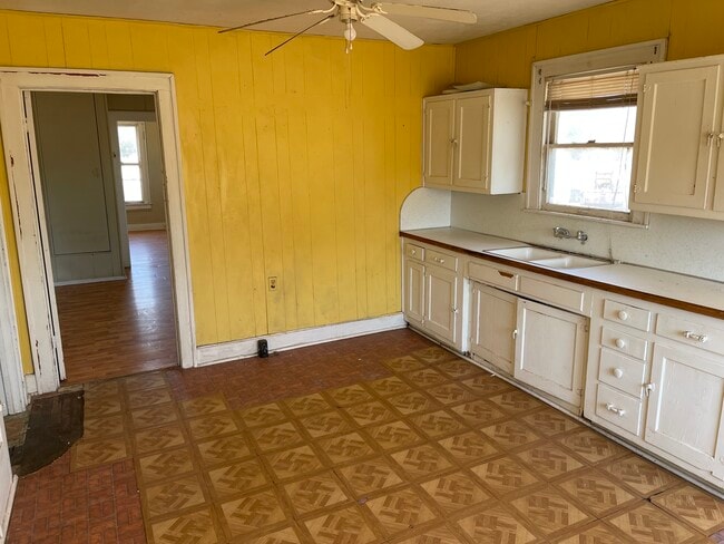 Building Photo - 220 N Main St