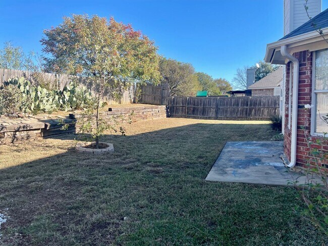 Building Photo - Updated home in Burleson
