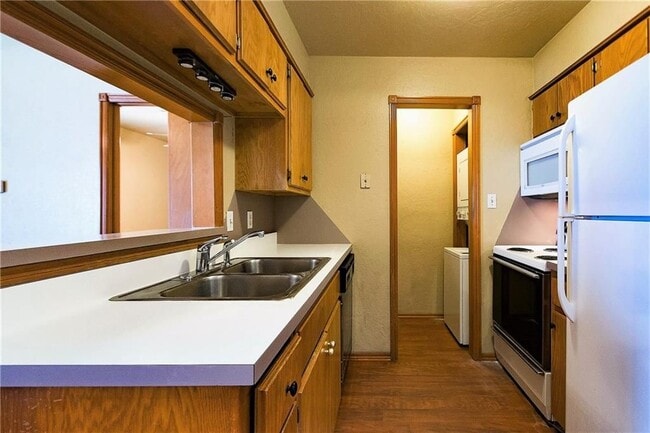 Building Photo - 1000 Rambling Oaks Dr