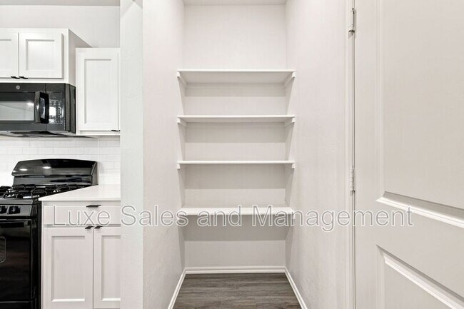 Building Photo - 10912 Oak Hollow Dr