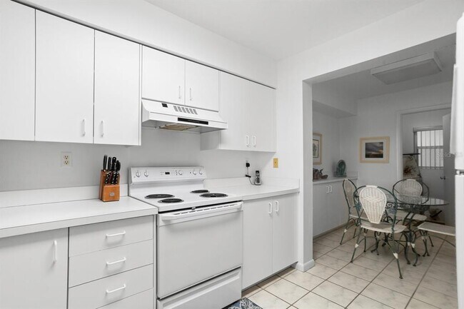 Building Photo - 6093 Bahia Del Mar Cir N