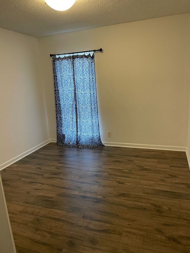 Building Photo - Awesome 2 Bedroom Condo Near the River!