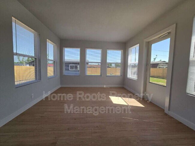 Building Photo - 1309 W Beech Dr
