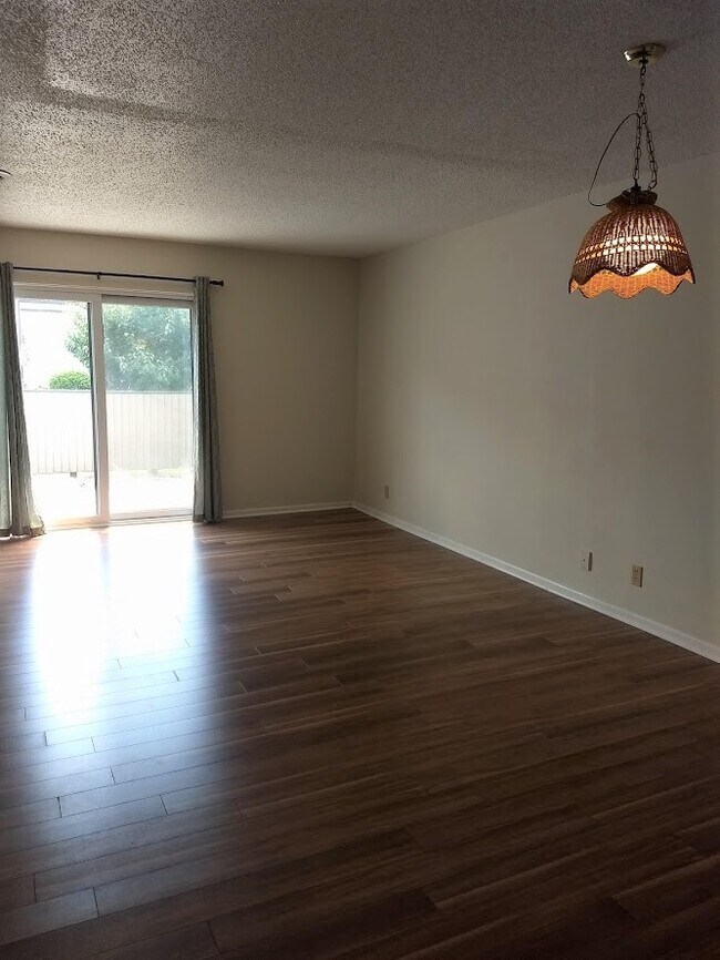 Building Photo - 7 Lakeshore Cir