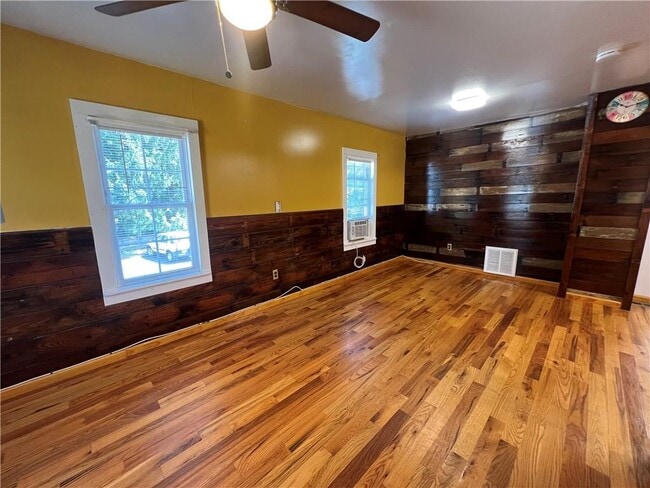 Building Photo - 207 Monhagen Ave