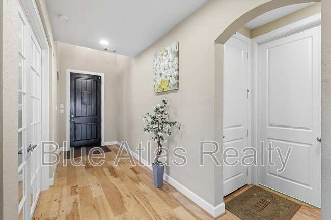 Building Photo - 4983 Stornoway Dr