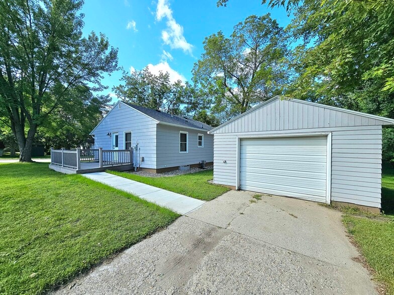 Building Photo - 921 Darling Ave