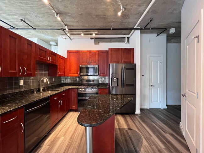 Building Photo - Large, Upgraded 2 Bed/2 Bath Loft off Mass...