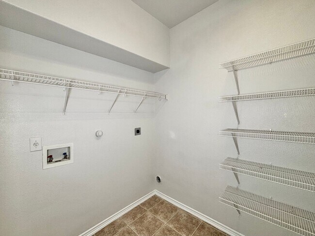 Building Photo - Spacious 3 bedroom home!