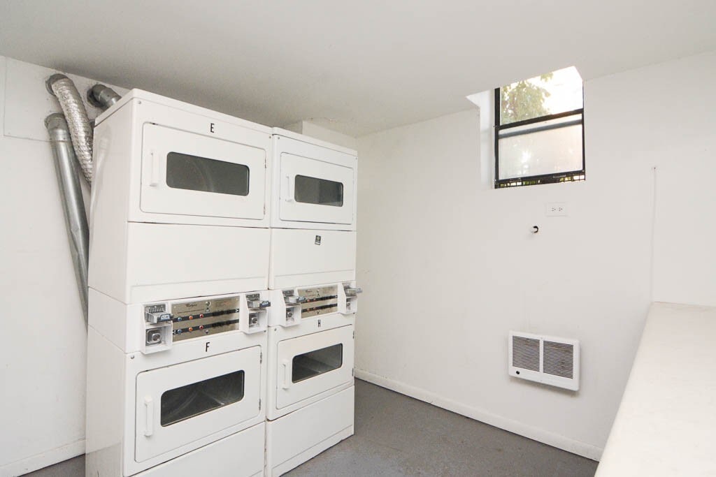 Building Photo - 820 W Cornelia Ave