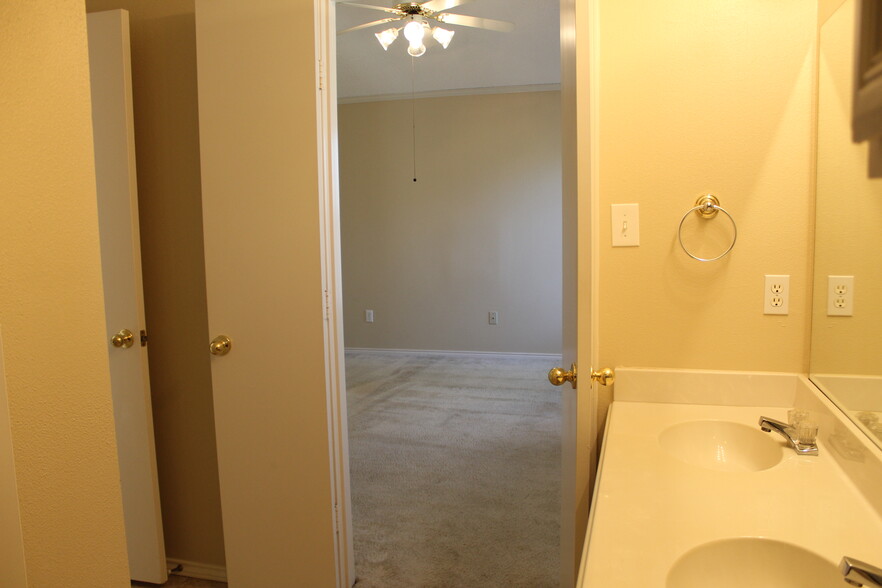 Main Bathroom Access to Bedroom - 7556 Arbor Hill Dr