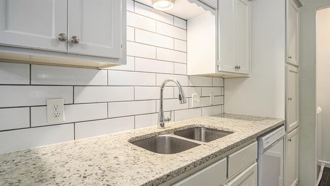 Building Photo - 2107 Mistletoe Ave