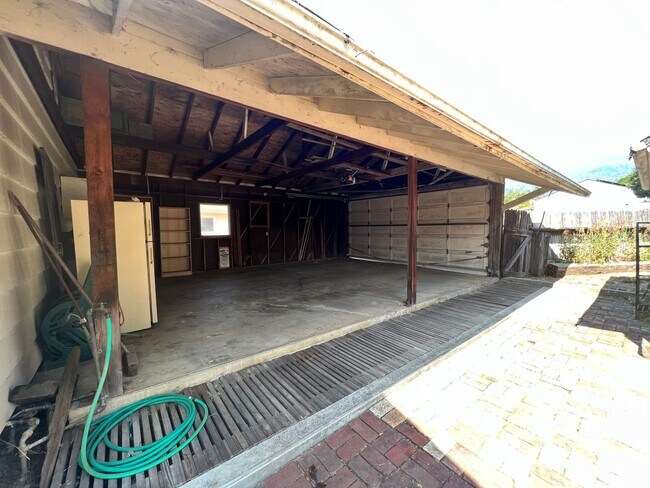 Building Photo - 2 Bedroom Blue Lake House with extra Loft Space!