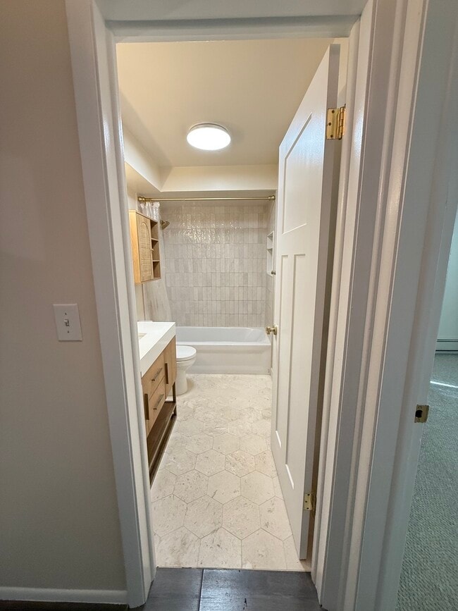 Building Photo - 6828 N Northwest Hwy