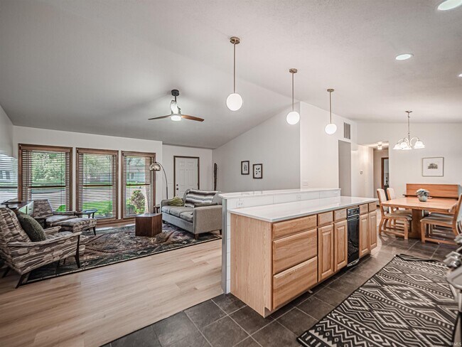 Building Photo - 6166 River Bluff Dr