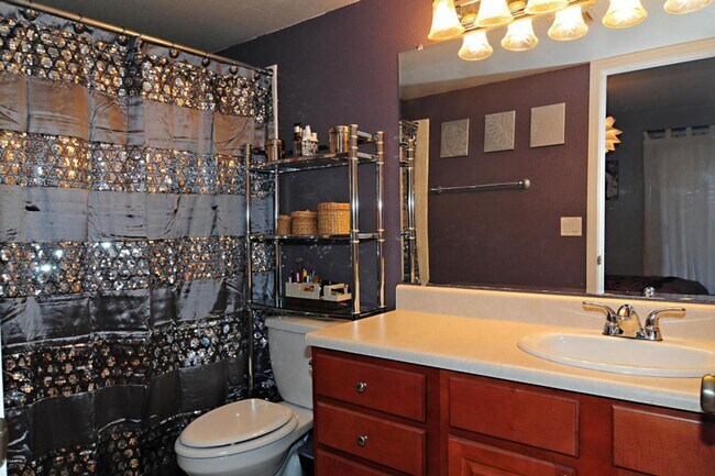 Building Photo - Charming 2 bed 2 bath gated Condo near Bel...