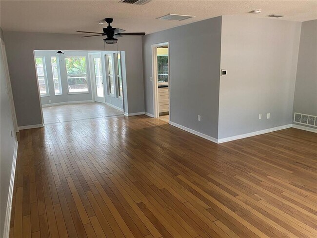 Building Photo - 701 Bluff View Dr