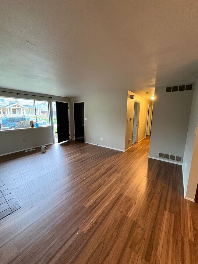 Building Photo - 4 Bedroom 1.5 Bathroom House In Bellevue Lake Hills