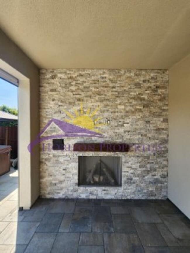Building Photo - Immaculate Luxury 2 Bed 2.5 Bath 2,012sqft...