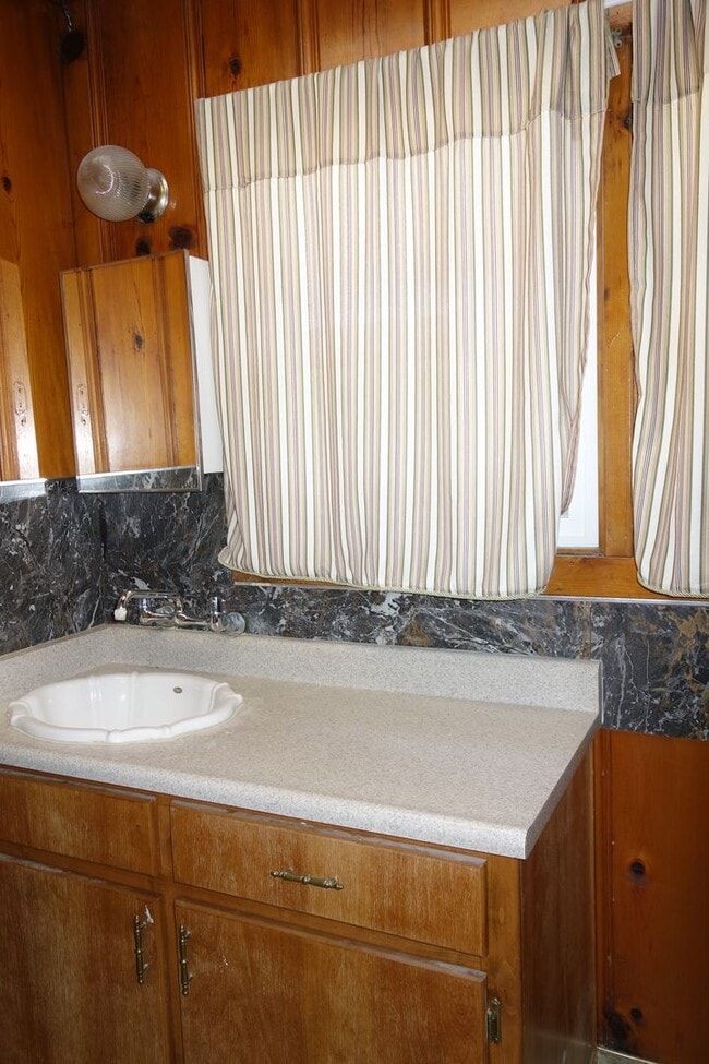Building Photo - ? Charming Country Home Available November! ?