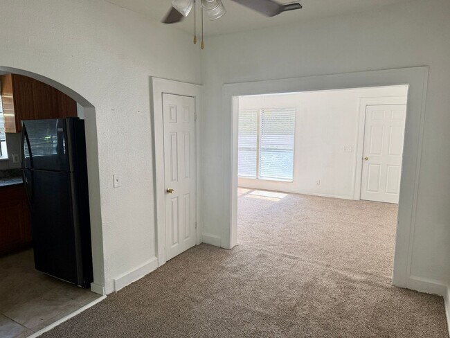 Building Photo - 3/1 Located in South St. Pete!
