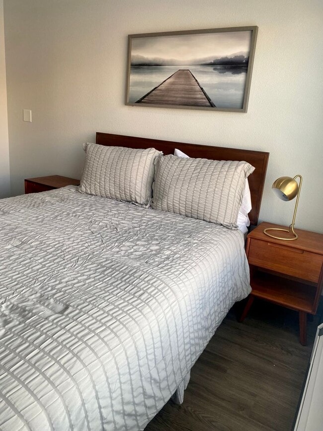 Building Photo - 1 bed 1 bath in renovated complex! This un...