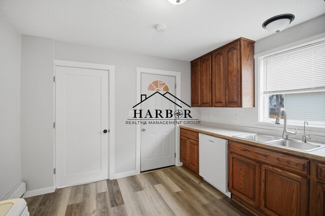 Building Photo - 401 3rd Ave SW