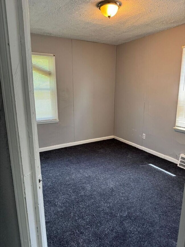 Building Photo - Detached Garage- 2 bathrooms - Section 8 Accepted !