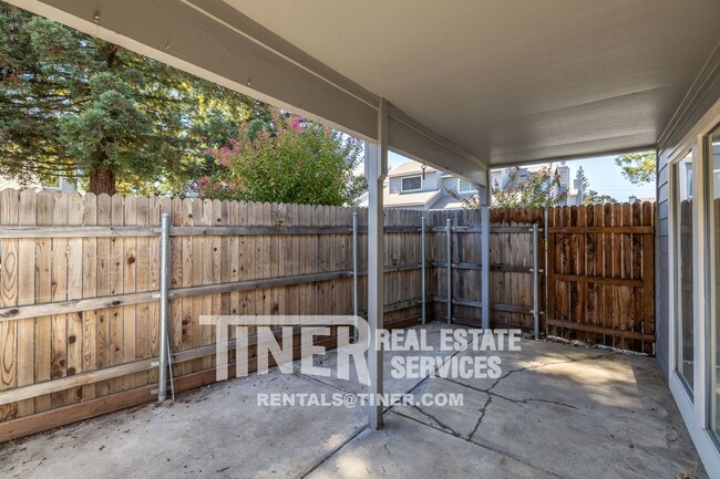 Building Photo - Gorgeous Roseville Home! 18 Month Lease! -...