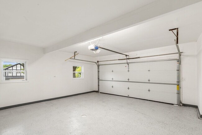 Building Photo - 1010 W Elm St