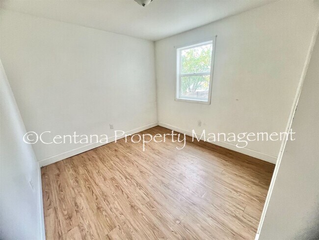 Building Photo - Pet friendly house with a fenced yard!