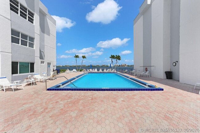 Building Photo - 1516 S Lakeside Dr