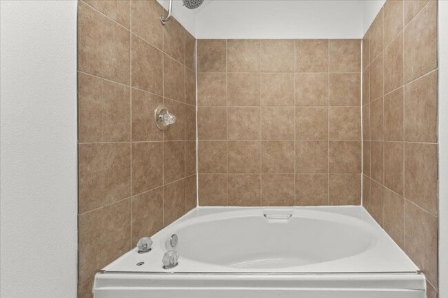Building Photo - Beautifully Renovated 4-Bedroom, 2-Bath Ho...