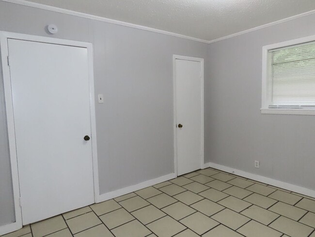 Building Photo - Cozy Two Bedroom One Bathroom  Apartment!