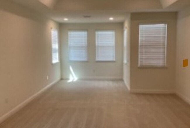 Building Photo - 9240 Sylvan Wds St