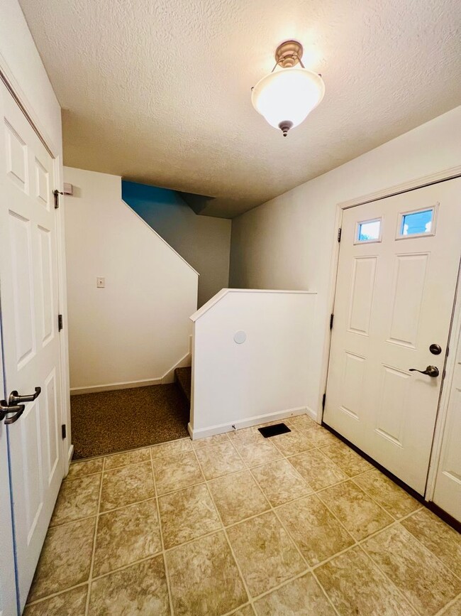 Building Photo - Townhouse Located at Pikes Place