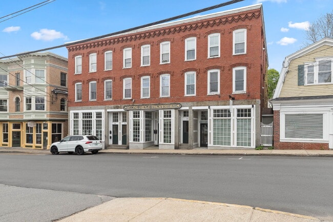 Building Photo - Tour 6/4/25 4-5pm Beautiful 1 Bedroom Apar...