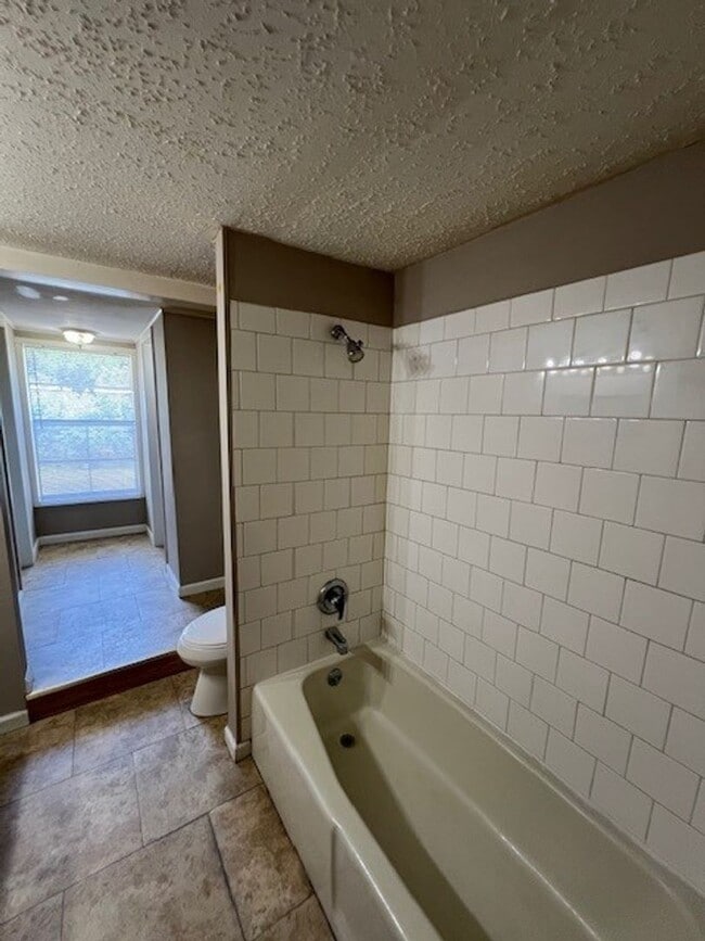 Building Photo - 3B/1.5B Home Available in Lake Charles