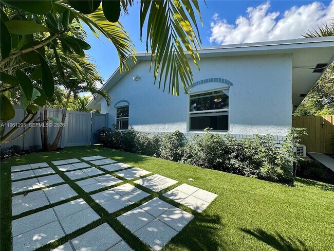 Building Photo - 1109 NE 6th Ave