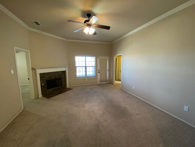 Building Photo - 3/2/2 - South of Loop 289, off of 89th & A...