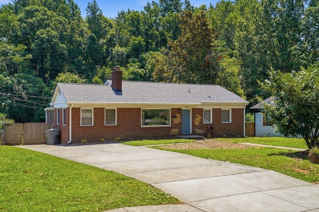 Building Photo - Move-in Ready 3 Bedroom Ranch Home in Eastway Park