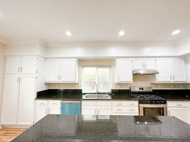 Building Photo - **STUNNING** 8 BEDROOM SOLAR HOME IN GATED...