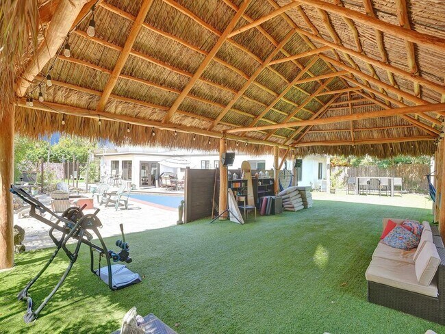 Building Photo - 2099 NE 4th Ct