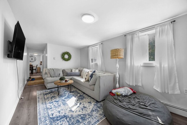 Building Photo - Cozy 2-Bedroom, 1 Bath Apartment in Plymou...