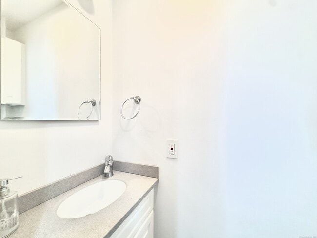 Building Photo - 48 Pemberwick Rd