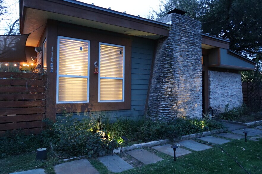 Building Photo - 11002 Lakeside Dr