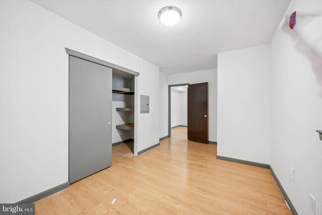 Building Photo - 2036 Mt Vernon St