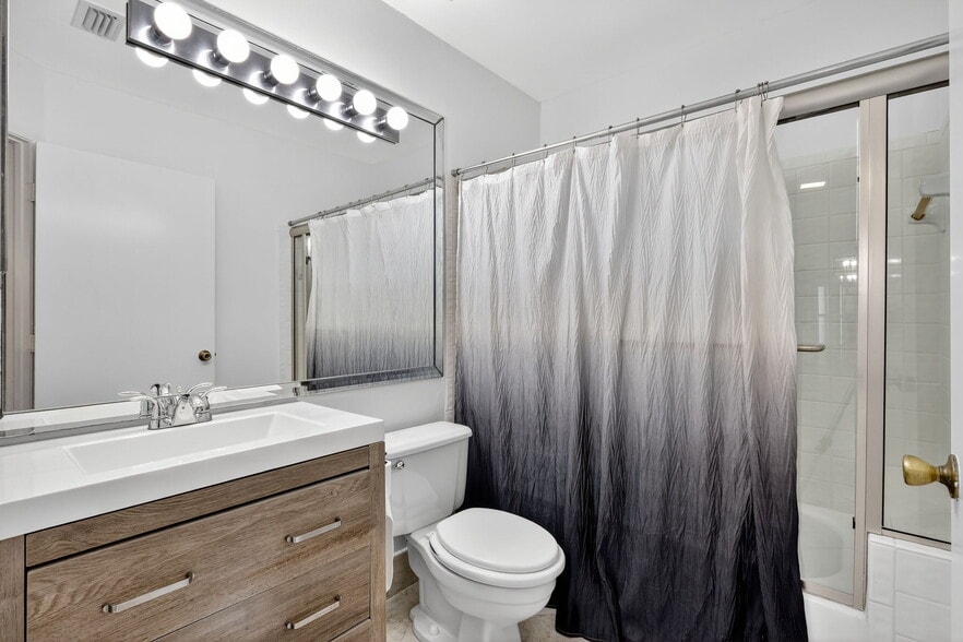 Building Photo - 5475 Verona Dr