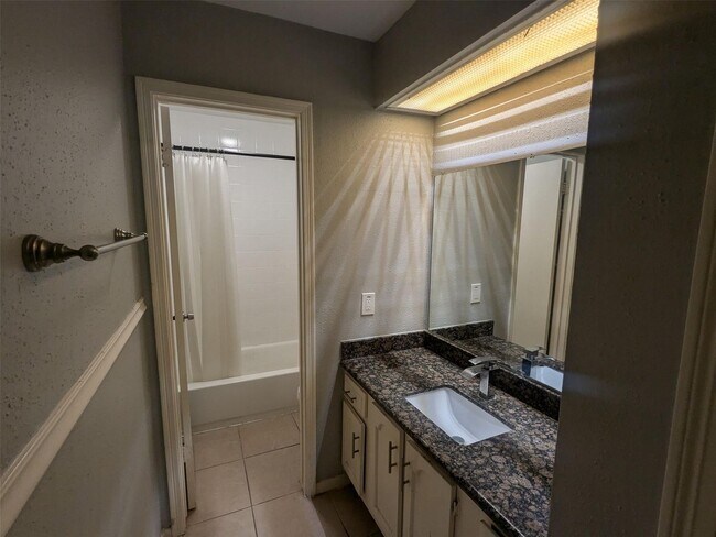 Building Photo - MOVE-IN READY 4 BED/ 2.5 BATH HOME IN MIDD...