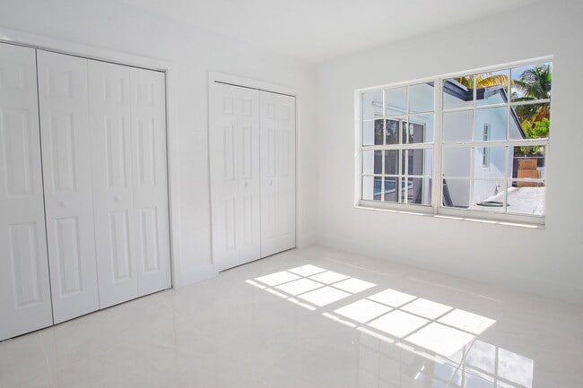 Building Photo - 17600 NE 2nd Ct